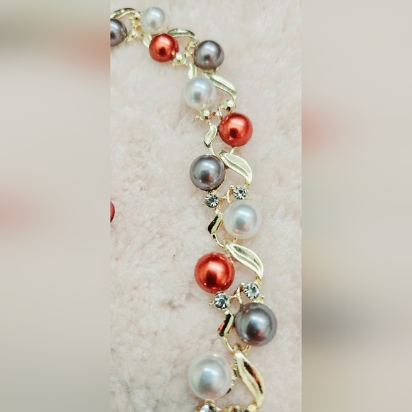 Exquisite necklace Three Tones Pearls and earrings set Over Golden Setting - Picture 5 of 9
